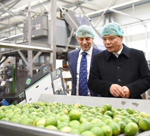 Vietnamese Minister of Agriculture visits European Distribution Centre of The Fruit Republic