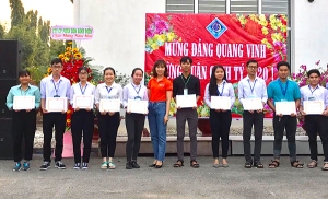 TFR donates 10 talented students a BSc scholarships to join Can Tho University